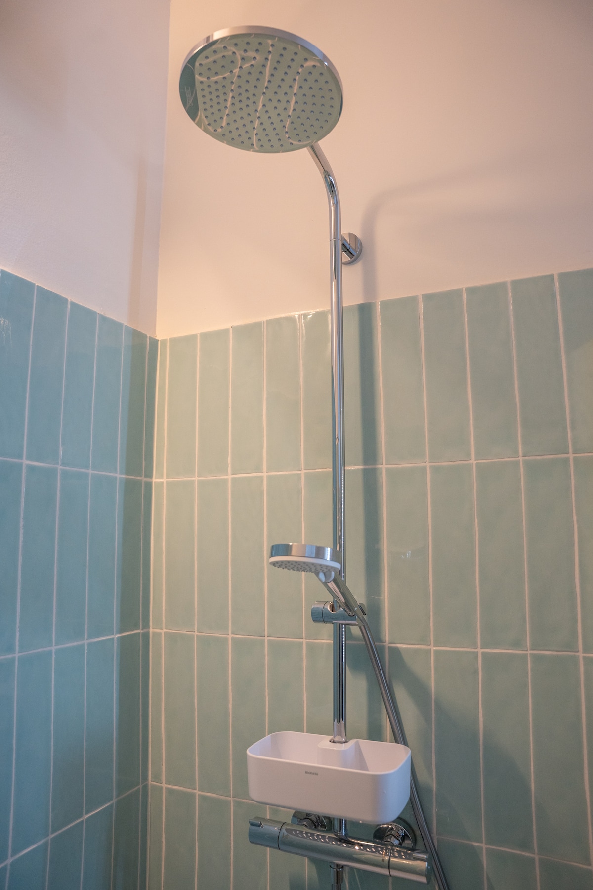 Regendouche met mintgroene tegels