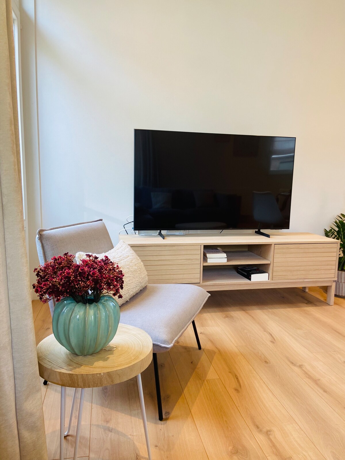 Overzicht master slaapkamer met dubbel bed