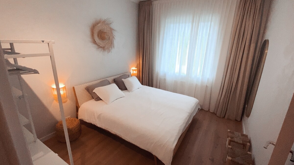 Detail van de eethoek met designstoelen